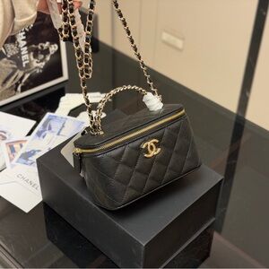 <AUTHENTIC>CHANEL Black Quilted Crossbody Bag with Gold Accents